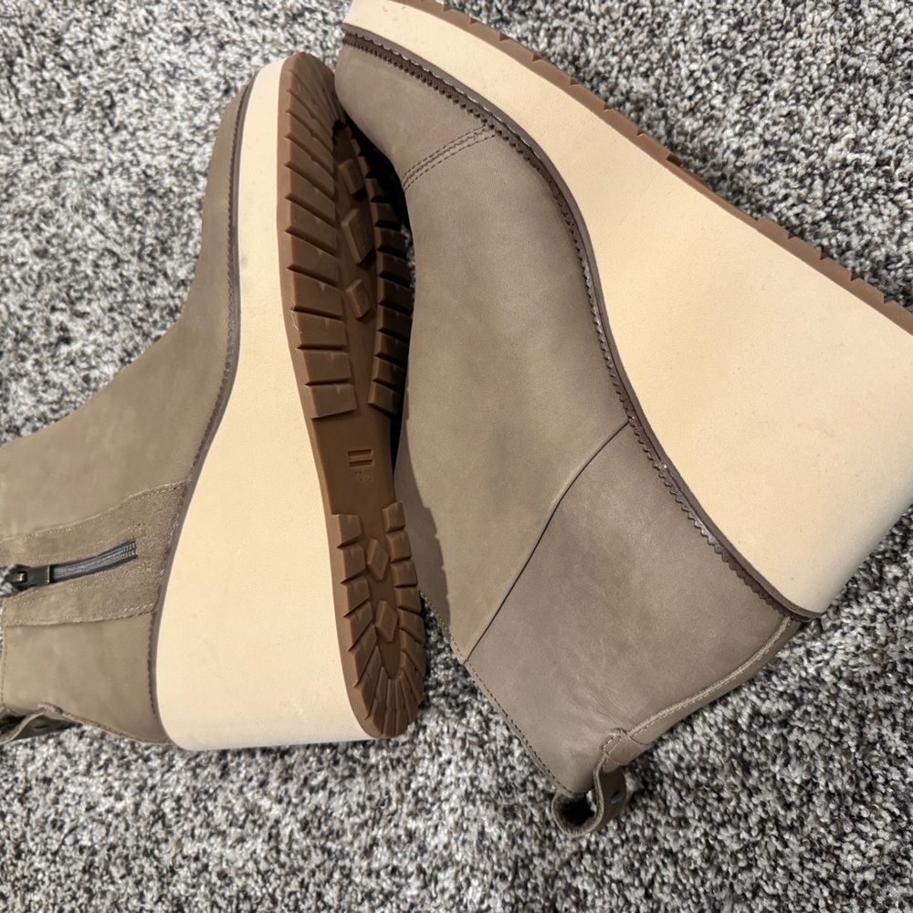 TOMS Taupe Suede Wedge Ankle Boots – Size 9 – New - Picture 4 of 4